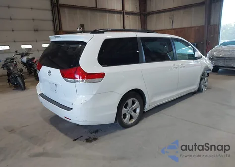 2014 Toyota Sienna Le V6 8 Passenger z USA, uszkodzony, nr VIN 5TDKK3DC3ES501218